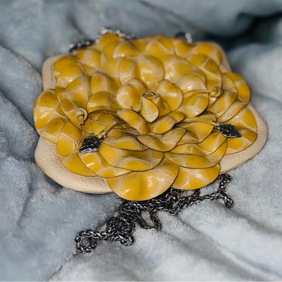 BRIGHTON BEIGE LEATHER ROSE KISSING CLOSURE CROSSBODY WHEAT CHAIN - Picture 3 of 17